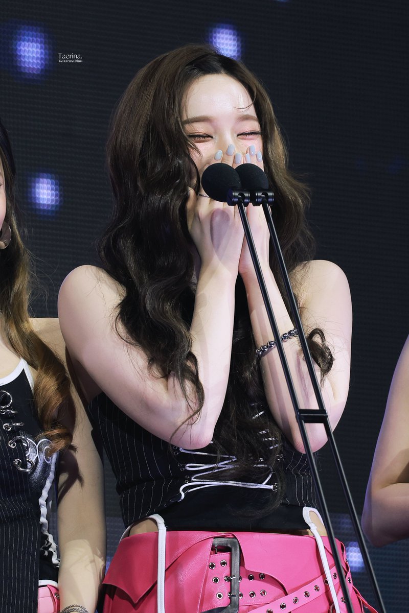 _bluustar's tweet image. aespo 😭🤣