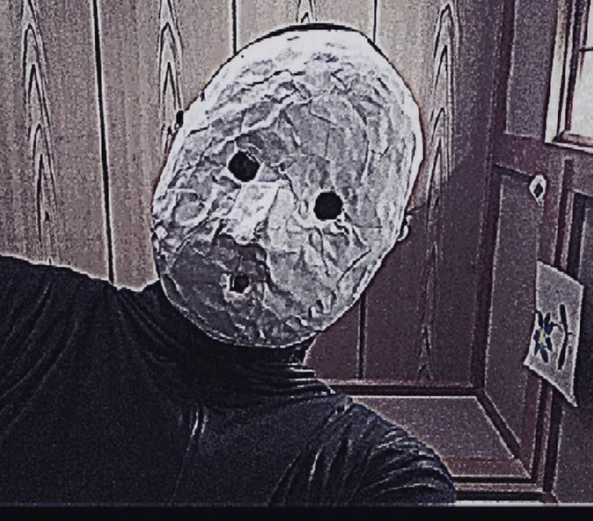 Un romanzo con una trama inquietante, unica, dove solo una serie di immagini, da comporre e interpretare, permette di scoprire l’identità di un assassino.

STRANI DISEGNI del misterioso Uketsu arriva in libreria il 24 giugno, da oggi in preorder.