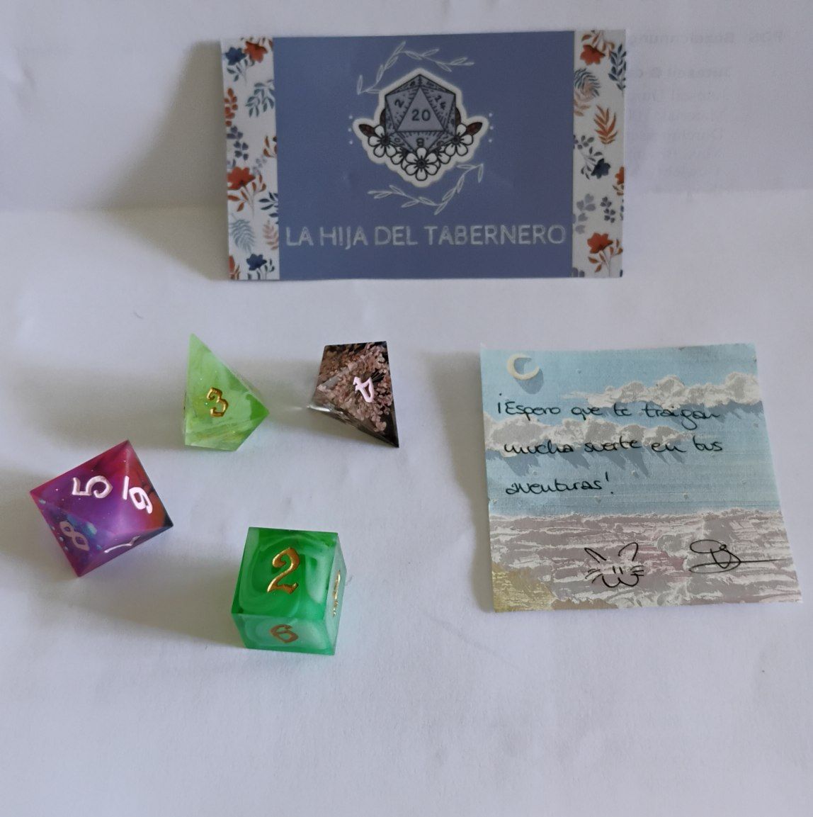 _Sharaku_'s tweet photo. Pues me acaba de llegar la primera parte del premio del sorteo de las @jornadasnetcon unos dados chulísimos de @HijaDeTabernero . ¡Son una pasada de bonitos! Mil gracias :) ahora solo falta que me llegue la parte de @CursedInk2 ^.^ https://t.co/8Zq32CZ0lH