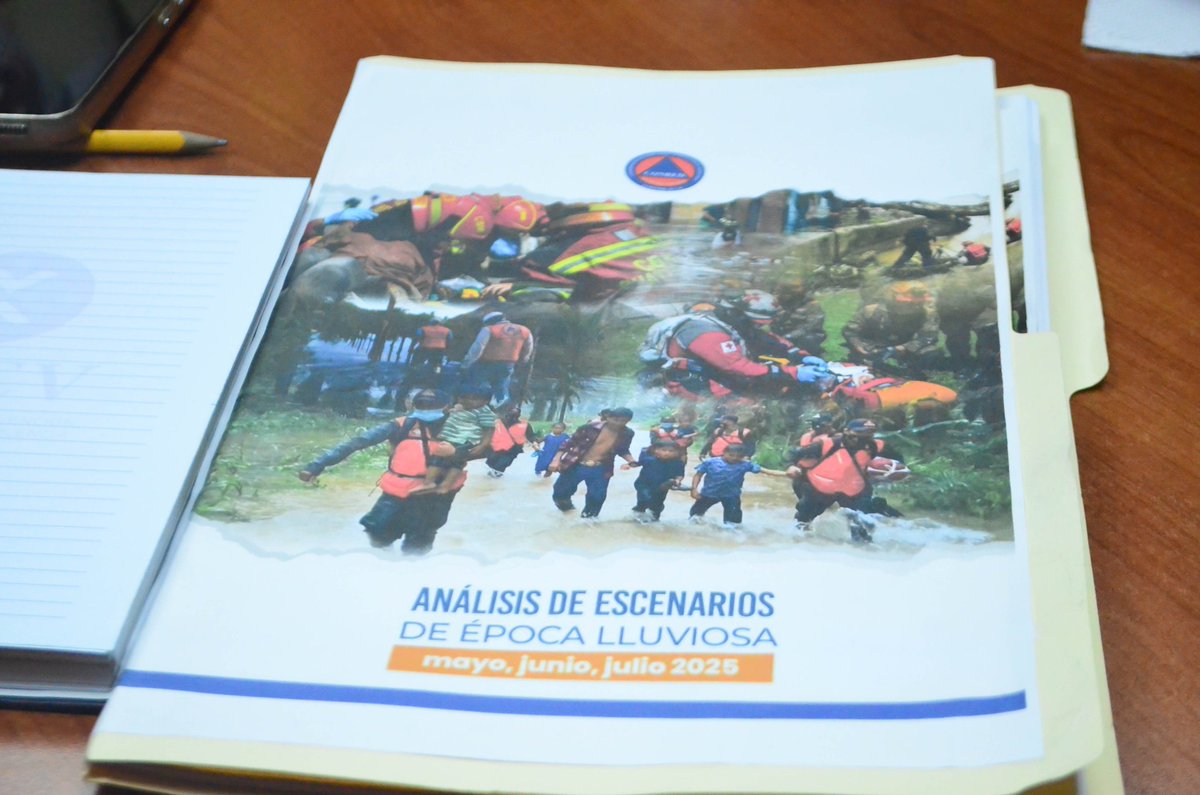 gobernaciongt's tweet photo. 🌧️ Se inicia la reorganización de la CODRED bajo el liderazgo del Gobernador @BenardAlvarado para enfrentar la temporada de lluvias.
🛡️ Planes interinstitucionales, delegados en apresto y acciones preventivas ya están en marcha.
#CODRED #Prevención #CONRED #GobernaciónGT https://t.co/x24RYXRw8Z