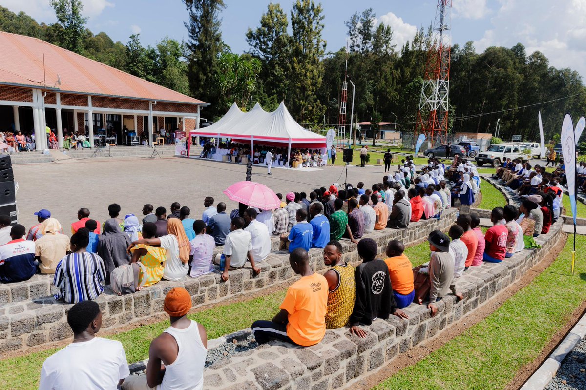 Umuyobozi wa <a href="/KosmotiveRwanda/">Kosmotive</a> yagize ati: “Twahuriye hano kugira ngo tuzirikane akamaro k’isuku mu gihe cy’imihango, kuko ari ingenzi mu guteza imbere ubuzima bw’umuntu ku giti cye no mu kubaka u Rwanda rwita ku buzima rusange.
Nubwo ari ikibazo kireba miliyoni z’abantu ku isi,