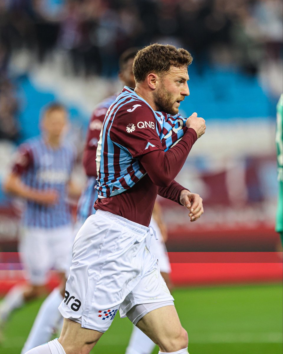 ensar8v2's tweet photo. trabzon'da yaşarım yattığım yerden paramı kazanırım demedi oynayabilmek için şehirden gitti 27 yaşında geri döndü 28'inde milli takıma gitti. takımda kalmak için kendini yırtıp her an küfür yiyenlere ders altyapıdakilere de idol olsun. https://t.co/zAMgSgGr5N