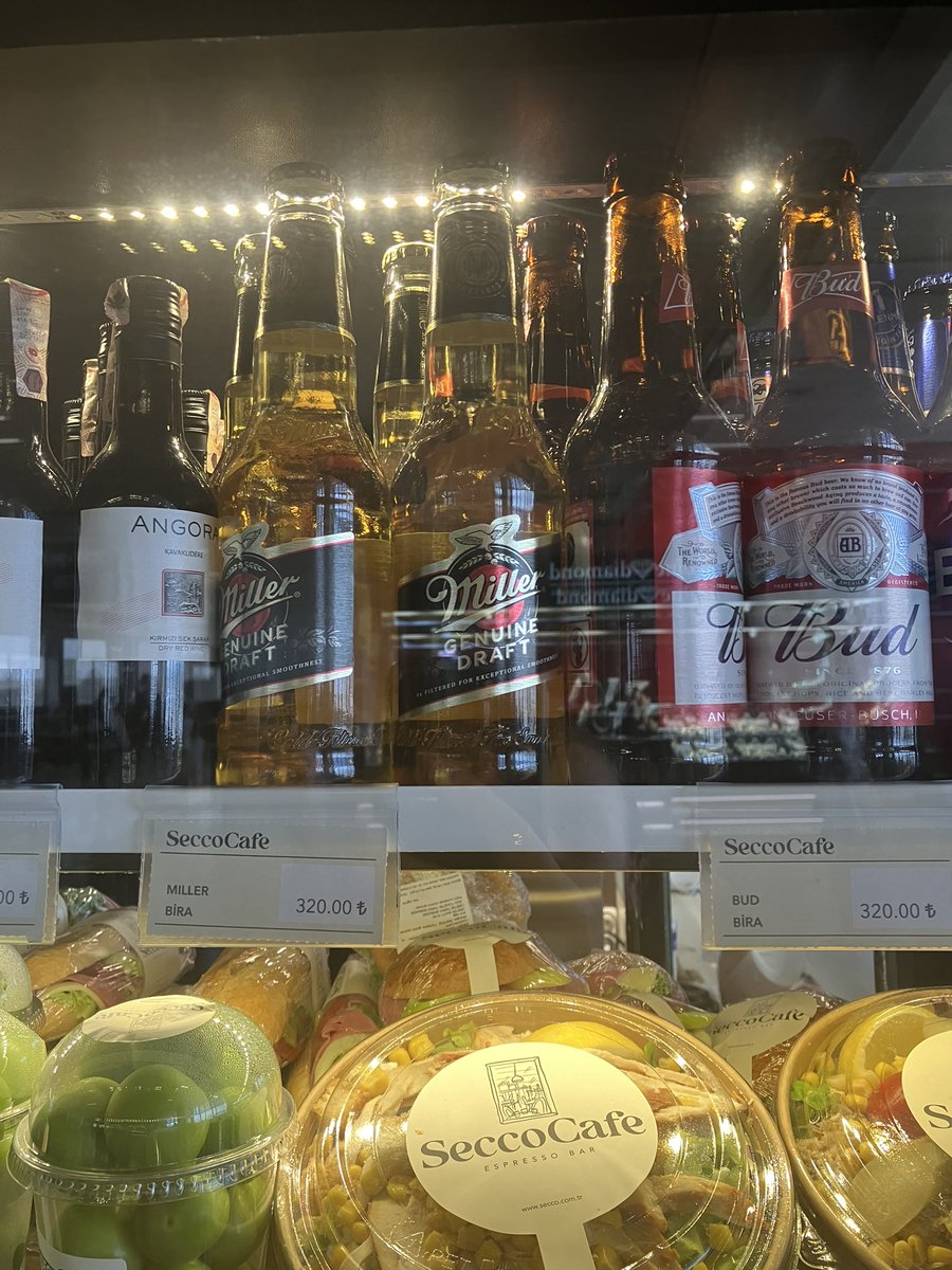 Torekara80's tweet photo. Sabiha Gökçen Havalimanında Anatolian Cafede 33’lük Miller 250 TL ,hemen yan Kiosk @karafirin da 33lük Efes 338 TL biraz ilerde karşıda Türkishkiosk isimli Kioskda aynı 33 lük Miller 420 TL @AnadoluGrubu #Efes #Miller @SabihaGokcen @TuketiciBasvuru bu haksız rekabet ve tüketiciyi aldatmaya yönelik fiyat politikalarının derhal takibe alınmasını, haksız rekabetin son bulmasını ..aynı mala ilişkin farklı hizmet politikasına son verilmesini , tüketicinin haksız yere zarara uğratılmasının aynı mala ilişkin tek bir fiyat politikasını ; haksızlığın, haksız kazanç elde edilmesinin önüne geçilmesi işin gereken önlemlerin alınmasını bekliyoruzz!!