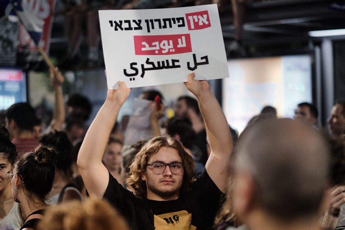 את ההתנהלות העבריינית של לוחמי נחשון בשב״ס אסור להוריד מהכותרות. איתמר גרינברג, צעיר שנעצר בהפגנה נגד המלחמה, טוען כי עבר מסכת השפלות מצידם. לדבריו, זמן קצר לפני שהובא לדיון בבית המשפט, אחד מאנשי נחשון הבחין בחולצה שלבש עם הכיתוב ״כן לשלום, לא למלחמה״, אילץ אותו ללבוש חולצה אחרת,