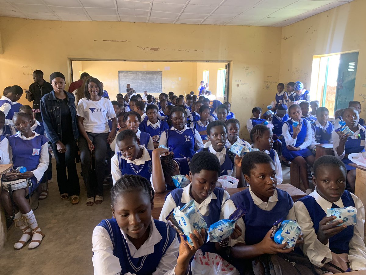 venillepads's tweet photo. Venille is committed to creating a #PeriodFriendlyWorld! Partnering with Her Safe Space Foundation to provide talks and sanitary pads to girls in need 💪 #MenstrualHygieneDay #GirlsEmpowerment https://t.co/gQz1Qsp8tr