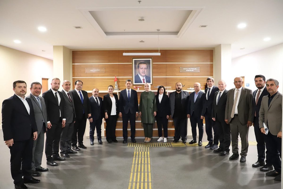 Ali Çetin (@alicetin_07) on Twitter photo 📍AK Parti Genel Merkez
Genel Başkan Yardımcımız, Sosyal Politikalar Başkanımız Sn. Fatma Betül Sayan Kaya’yı (<a href="/drbetulsayan/">Dr.Betül Sayan Kaya 🇹🇷</a> );
İl Yürütme Kurulu Üyelerimiz ve Komisyon Başkanlarımızla ziyaret ettik.
Başkanımıza ilgi ve alakalarından dolayı teşekkür ediyoruz. 📍AK Parti Genel Merkez
Genel Başkan Yardımcımız, Sosyal Politikalar Başkanımız Sn. Fatma Betül Sayan Kaya’yı (<a href="/drbetulsayan/">Dr.Betül Sayan Kaya 🇹🇷</a> );
İl Yürütme Kurulu Üyelerimiz ve Komisyon Başkanlarımızla ziyaret ettik.
Başkanımıza ilgi ve alakalarından dolayı teşekkür ediyoruz.