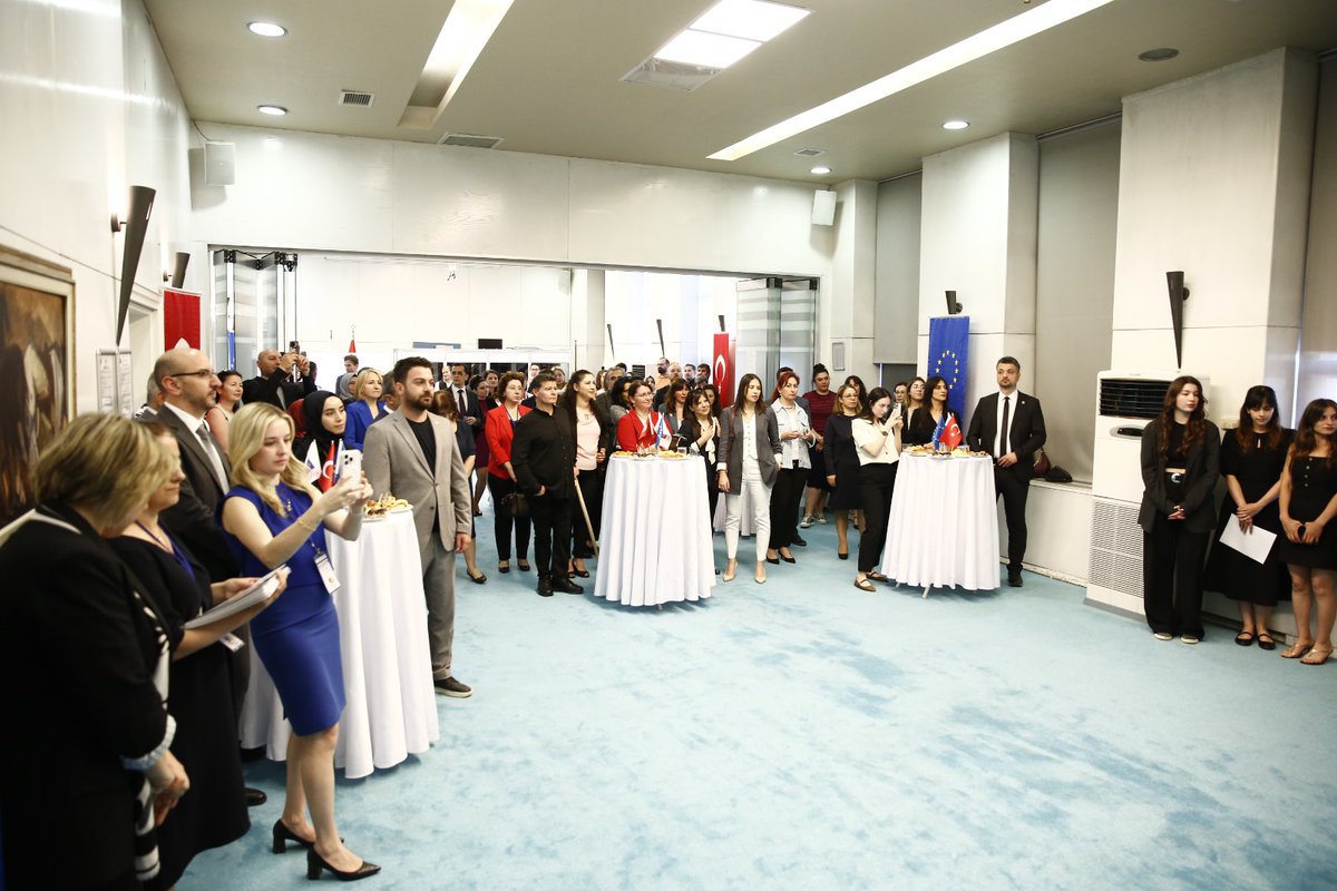 Genç çevirmenler, başarı sertifikalarını almak üzere Ankara’dalar. Yarışmaya katılan tüm üniversitelerimize işbirlikleri için teşekkür ederiz.