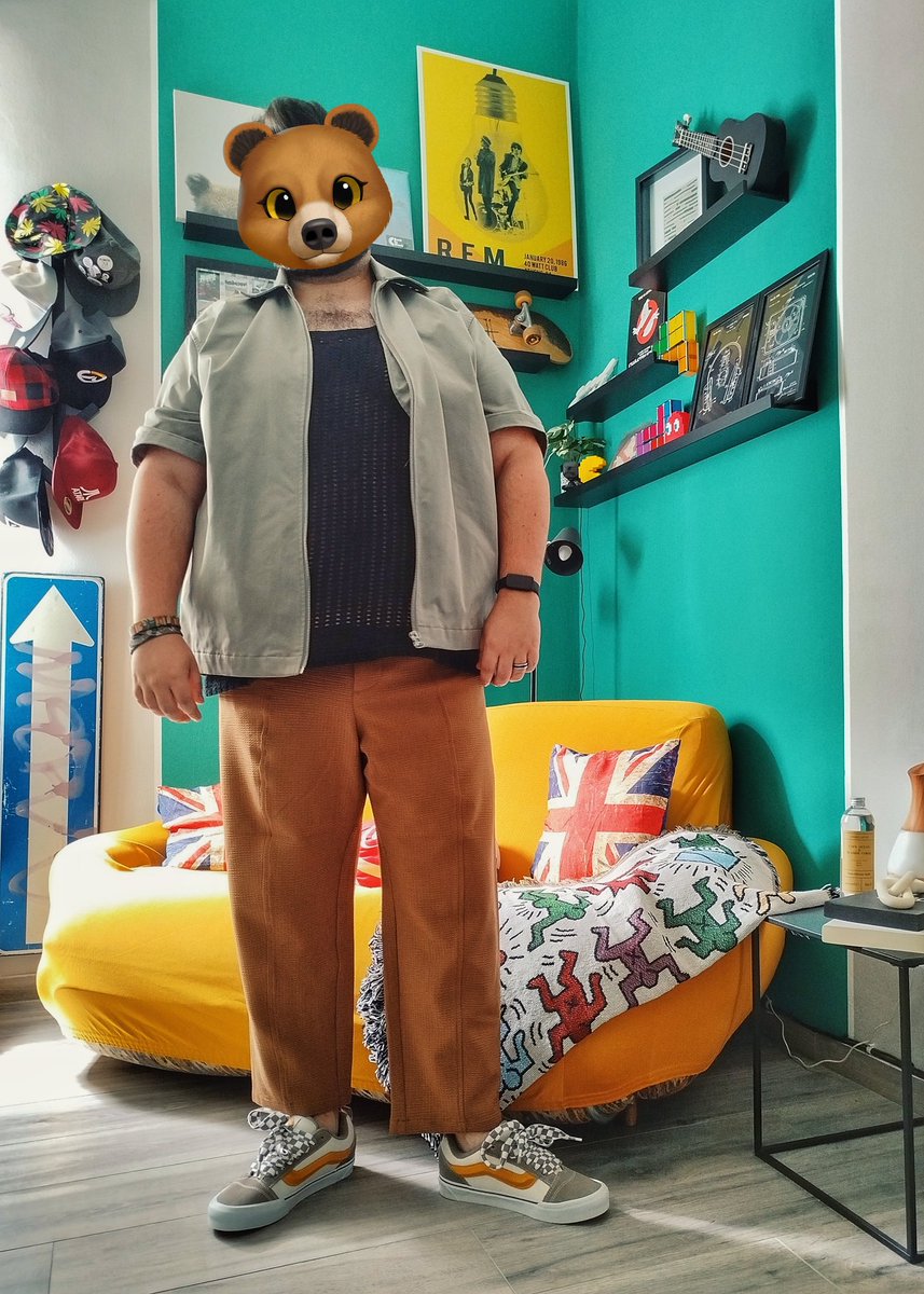 spockmon's tweet photo. Ho comprato per la prima volta in vita mia dei pantaloni da più di 100 € (ovviamente in un outlet, a 30 €) perché sembravano perfetti per persone basse come me, invece mi hanno fatto notare che sono troppo corti.

🫠 https://t.co/u6tgIDcWUH