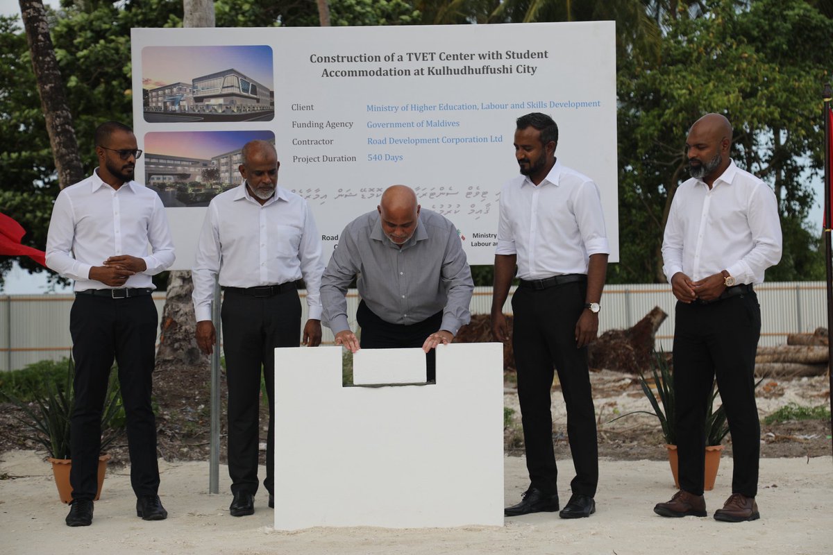 ވަޒީރު ޑރ ޢަލީ ޙައިދަރު އަޙްމަދު ކުޅުދުއްފުށި ސިޓީއަށް ކުރައްވަމުން ގެންދަވާ ދަތުރުފުޅުގައި އެ ސިޓީގައި އަލަށް ޤާއިމް ކުރާ ޓެކްނިކަލް ވޮކޭޝަނަލް ސެންޓަރ ގެ ބިންގާ އަޅުއްވައިދެއްވައިފި. މި މަޝްރޫޢަކީ އާރްޑީސީ އާ ޙަވާލުކޮށްގެން ކުރިއަށް ގެންދިއުމަށް ހަމަޖެހިފައިވާ މަޝްރޫޢެއް.