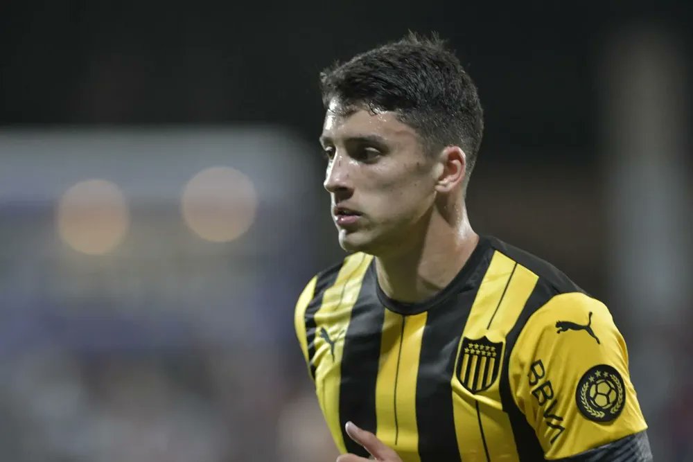 🔎Buscando un lateral izquierdo para Peñarol.
Una posición que le viene costando mucho reforzar al área deportiva del aurinegro en los últimos años. 
La última gran figura que tuvo fue Joaquín Píquerez hace casi 5 años.
