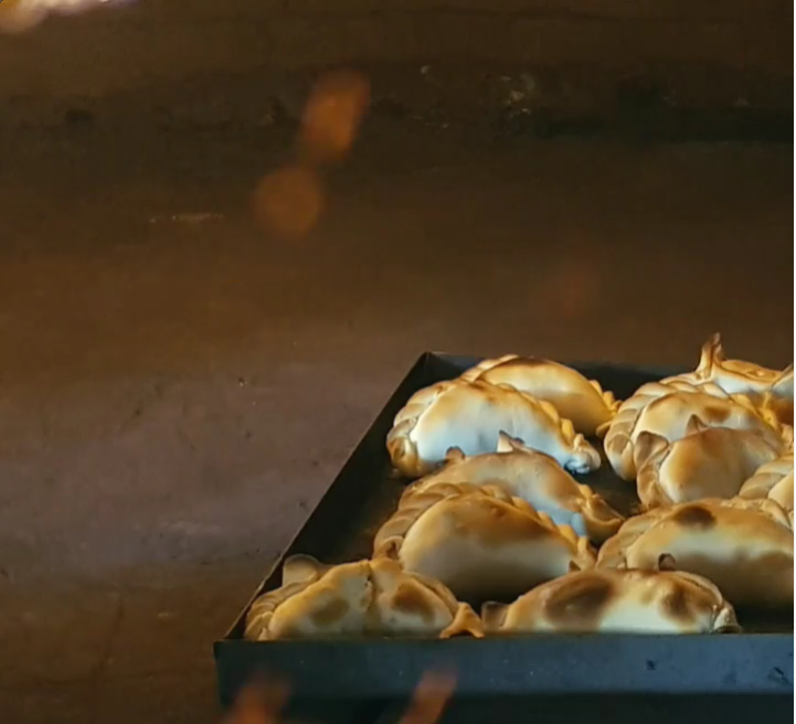 En esta semana de discusión en materia de empanadas, debo decir que siempre Tucumán me pareció por arriba de toda provincia. Dentro de Tucumán, masacre de las masacres, el Restaurante Lola Mora de Yerba Buena donde me invitó dos veces el gran ex Intendente Mariano Campero, actual