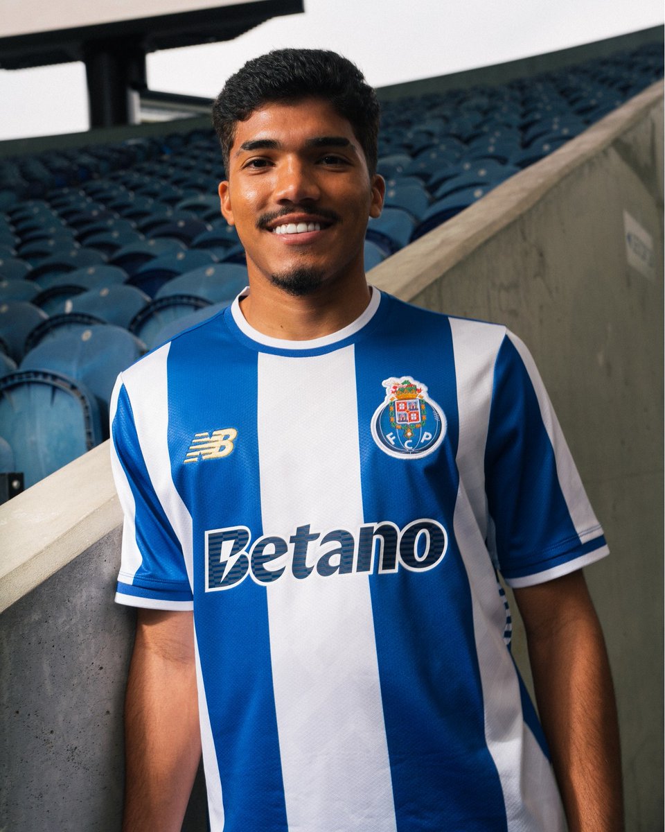 EleteTSC's tweet photo. 🇵🇹🐉 @FCPorto presentó oficialmente su camiseta @NBFootball 2025/26.

Bastones anchos tradicionales y un detalle de rayas horizontales en los costados. Logo de New Balance dorado y lema interno celebrando los 10 años de la marca vistiendo a Porto. https://t.co/FtaG5o3loj