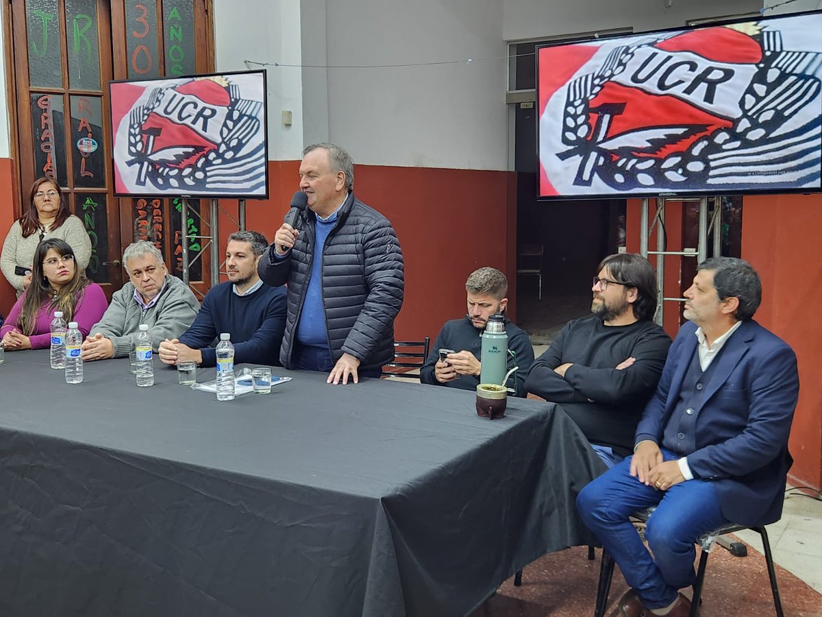 santafe_ucr's tweet photo. 🇮🇩El Pte. de la UCR Provincial Felipe Michlig junto a Cacu Cándido, Federico Mur, Nacho Ramini participaron de un acto en la sede del Comité departamental UCR ROSARIO, donde anunciaron la REGULARIZACIÓN DOMINIAL del edificio y su PUESTA EN VALOR, con una importante inversión🤝 https://t.co/BXOf4blYws