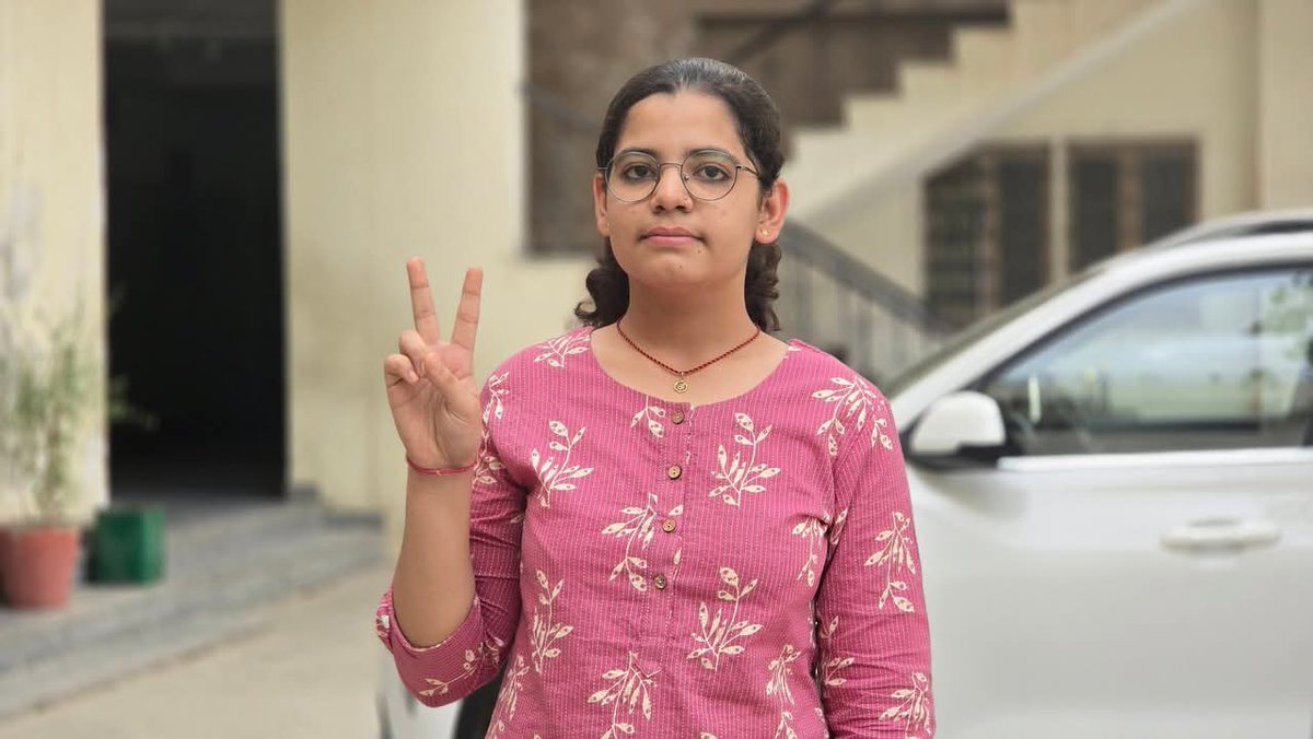 prathvi_Teja's tweet image. वंदना चौधरी पुत्री के किशना राम सियाग ने 10th बोर्ड में 99.50% के साथ बाड़मेर जिले में किया टॉप ..!!
#10thResult #10thclassresult  #2025대선