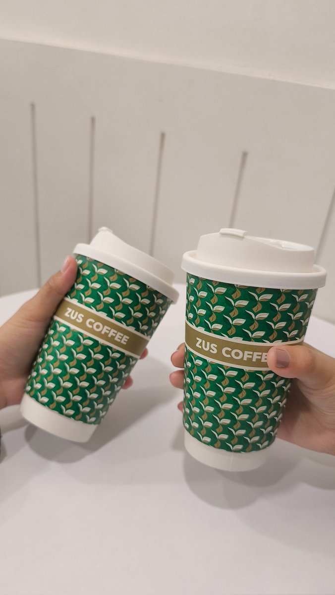 vyacidge's tweet photo. Lepas jam 3pm, no-energy. Kopi? Not today. Today I needed something refreshing. So this Iced White Peach Oolong Milk Tea from @ZUSCoffee memang ngam. Sedaaap, fresh & tidak terlalu manis. Kalau kamu belum try, pergi la try ๐ #ZUSTea #StartwithCoffeeStayforTea #ReviewSabahan https://t.co/i5WYnMg18W