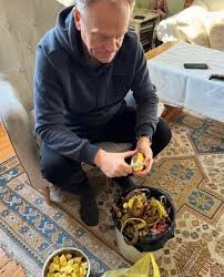 DawidWildstein's tweet image. Na zakończenie tej nitki przypomnijmy jeden obrazek.
Pamiętacie, jak Trump nie wpuścił TVN na swoją konferencję po ogłoszeniu wyniku wyborów? W czasie, gdy w środku siedziała Republika, medialni cyngle Uśmiechniętej Polski mokli na deszczu.

Dziś sytuacja jest analogiczna.…