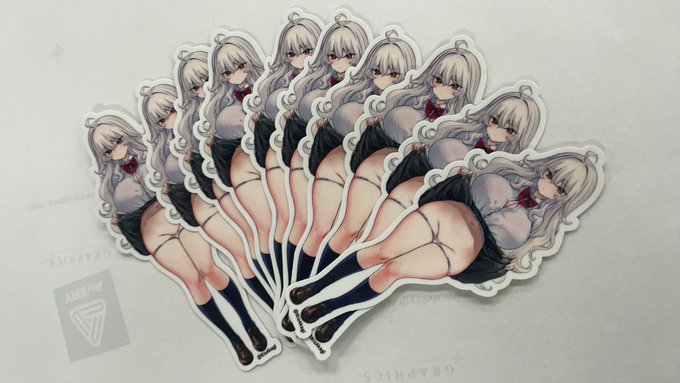 カラフルさんが@printcolorfulbr 特殊シール紙でシール作ってくれたヨ!
車に貼ったりするすごい耐久性のグレード高い紙で!ちなスマホに貼っても半年余裕だったやつ! 