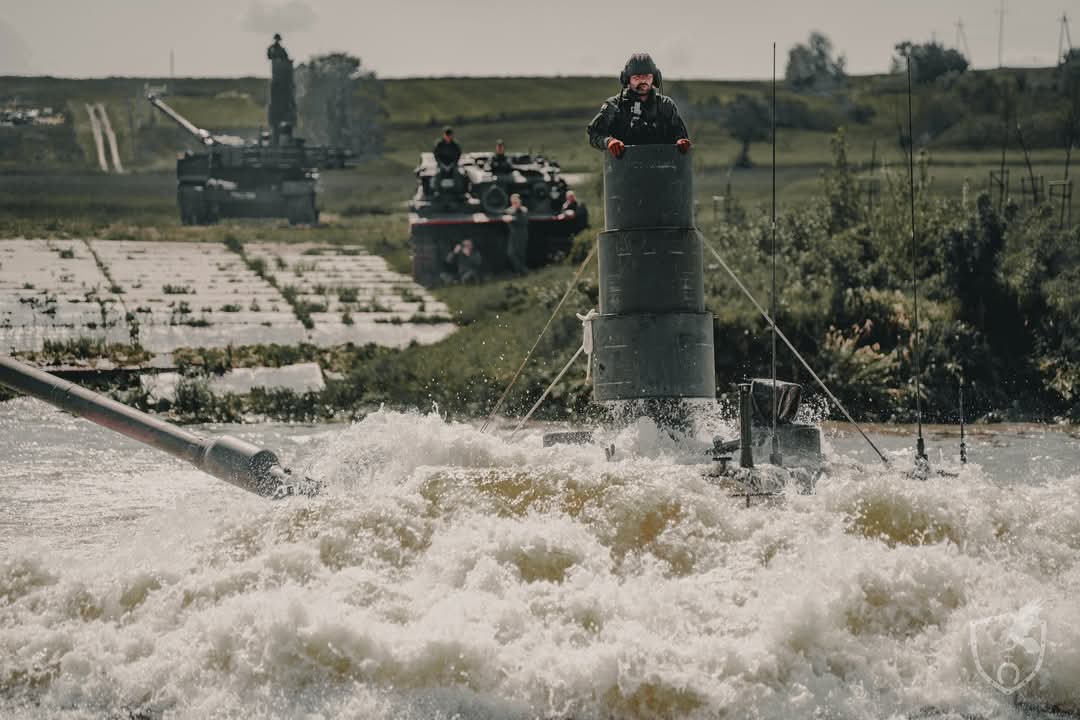 SolarMare's tweet photo. 🇵🇱Czołgi K2GF należące do 20. Bartoszyckiej Brygady Zmechanizowanej podczas ćwiczeń pokonywania przeszkody wodnej metodą brodzenia po dnie. https://t.co/GgJMFtsHam
