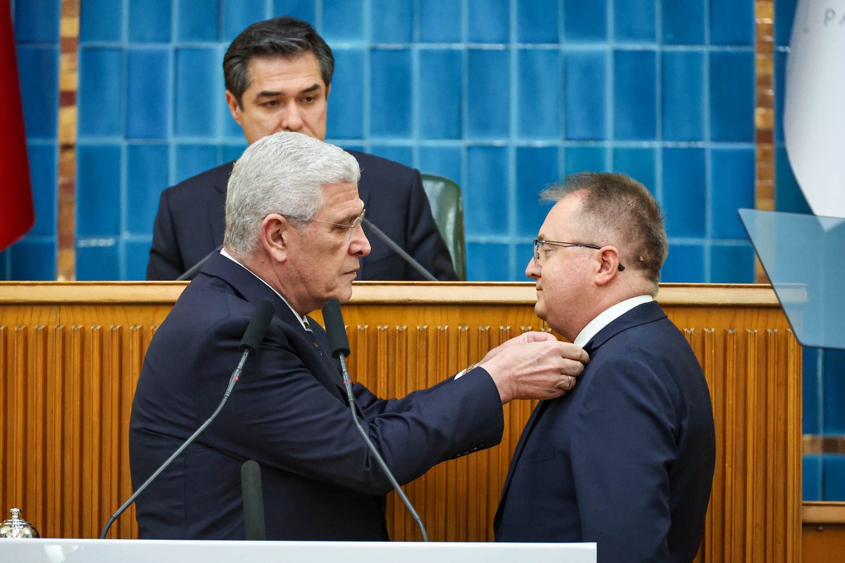iyiparti's tweet photo. İnatla, inançla ve imanla Türk Milleti diyeceğiz!

Ebediyen var olsun Türk vatanı diyeceğiz!

Cumhuriyete karşı kurulan bu en büyük kötülüğü de biz ezip geçeceğiz!

#TekMilletDeğilTürkMilleti https://t.co/cFHZIjq7wn
