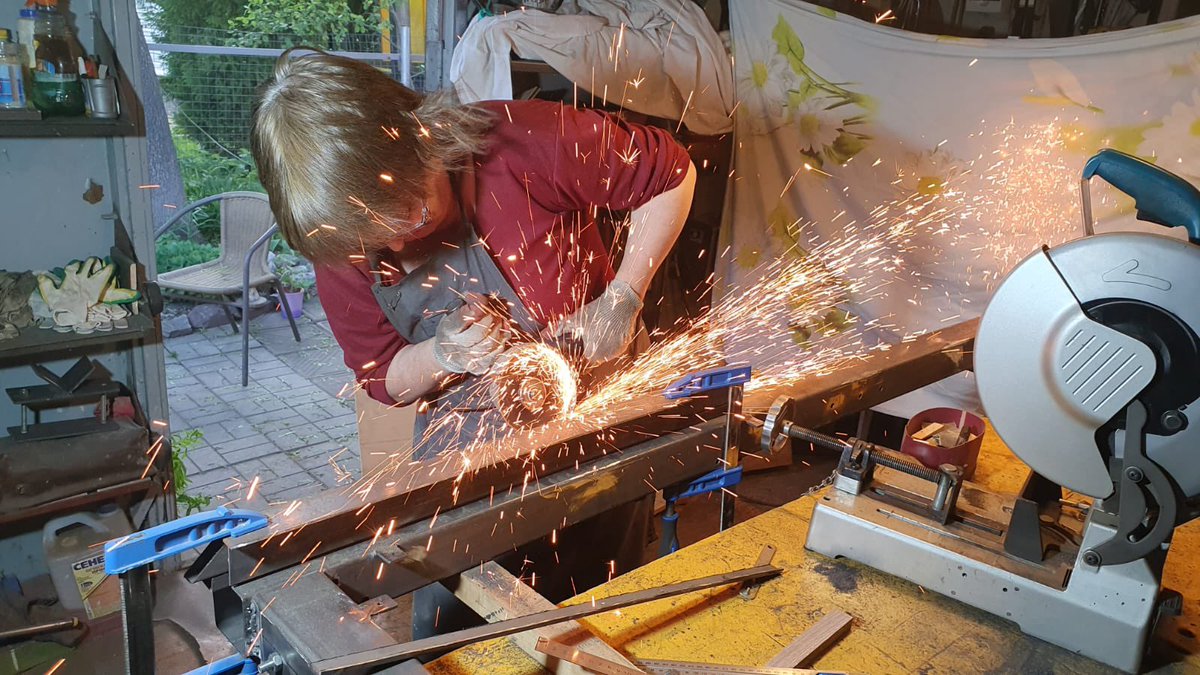 Мама окончательно вышла на пенсию и теперь они с батей вместе работают руками.
Батя учит её сварке. Получается не очень, с болгаркой мама управляется ловчее)