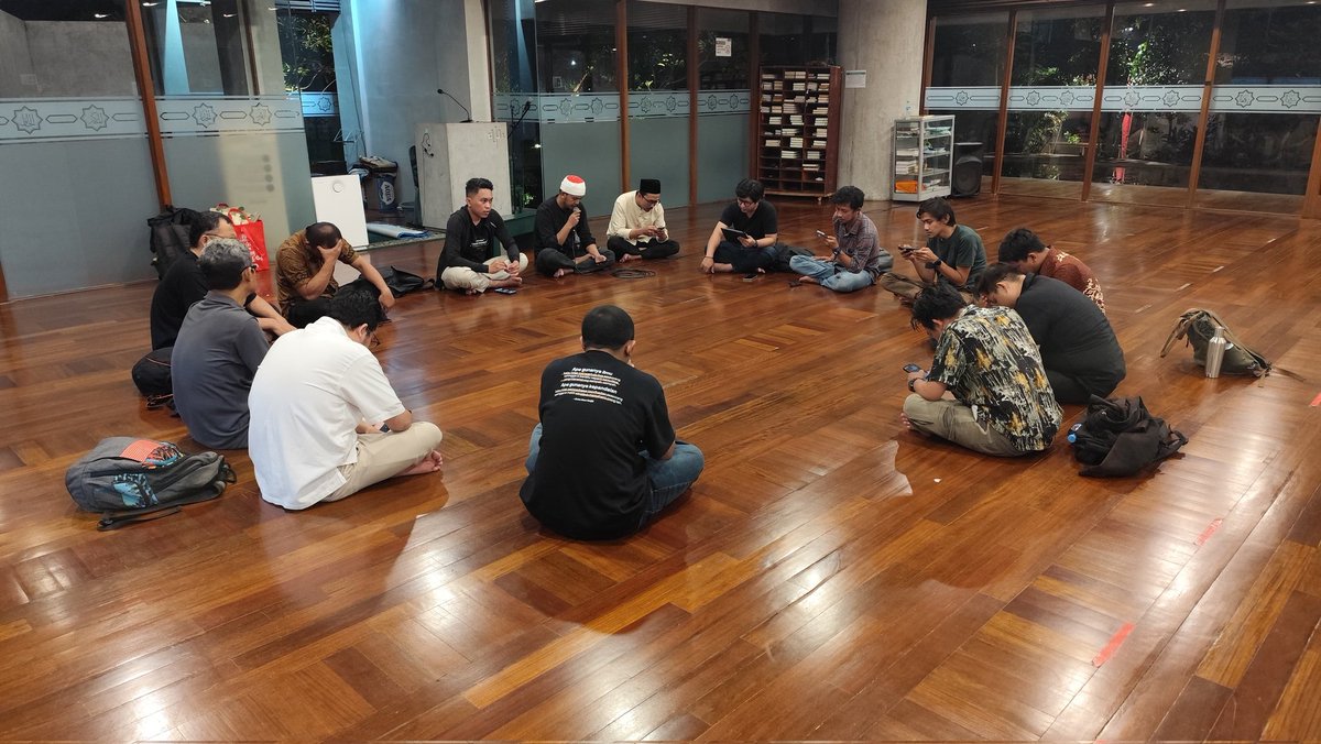 Sebelum #ReboanKC malam ini, penggiat Kenduri Cinta bermunajat dan bersholawat bersama di Masjid Amir Hamzah, Taman Ismail Marzuki, Cikini, Jakarta Pusat. Doa terbaik dipanjatkan untuk Cak Nun.

#72TahunCakNun