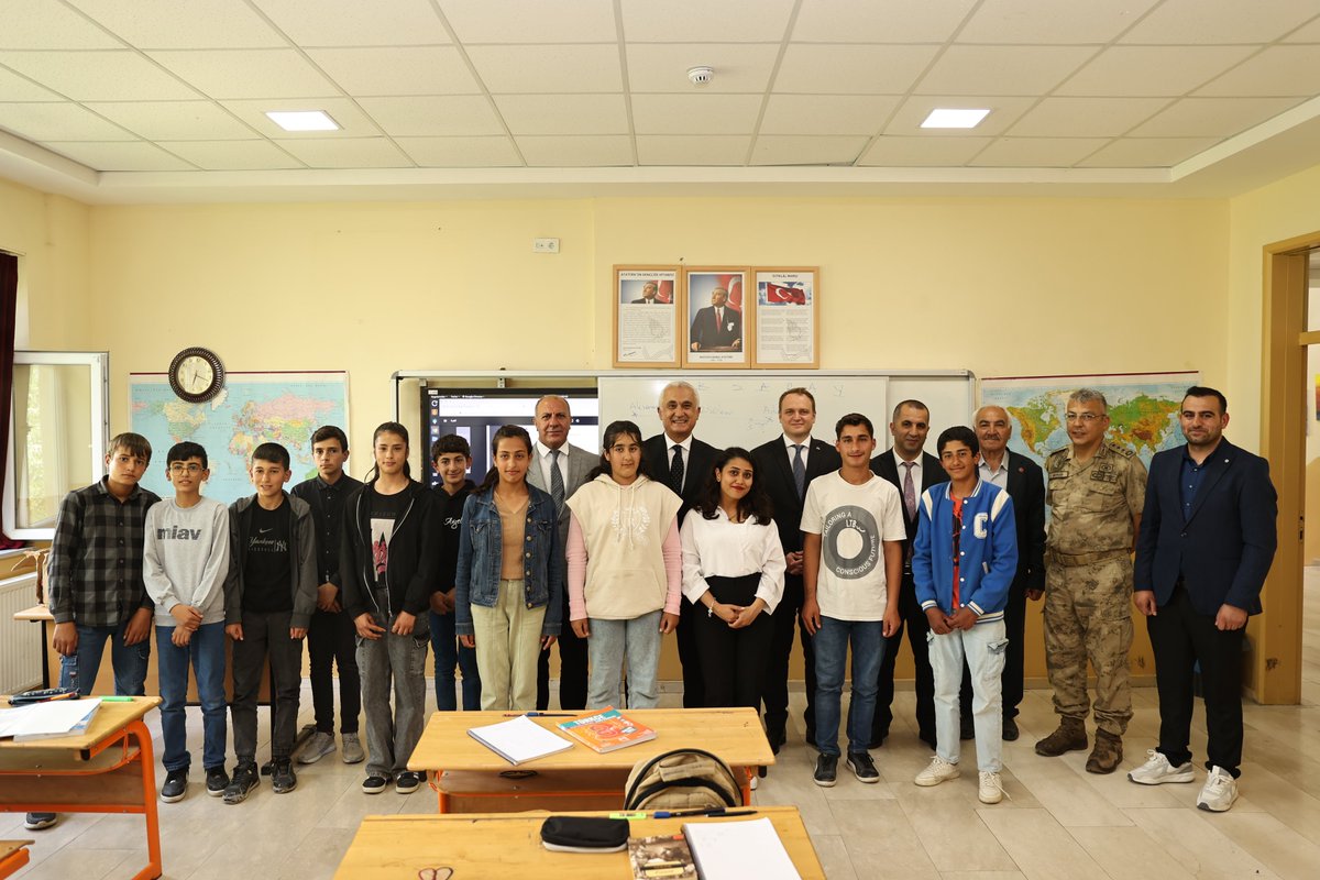 TCMusValiligi's tweet photo. Bulanık ilçemize bağlı Günbatmaz İlkokulu ve Ortaokulu ziyaretinden kareler.#Muş📸
 #Bulanık👨‍🎓👩‍🎓🏫
@Valiavnicakir @tcmeb

📍Bulanık https://t.co/hql9j9b9cS