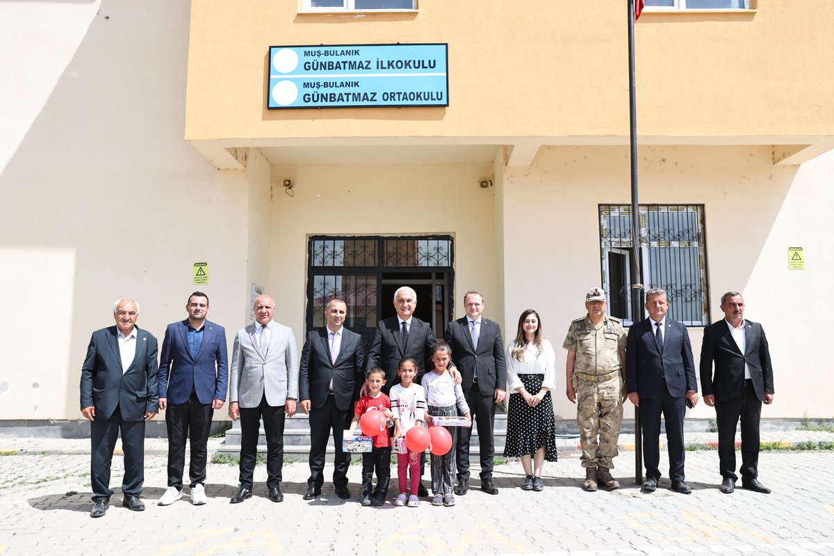 TCMusValiligi's tweet photo. Bulanık ilçemize bağlı Günbatmaz İlkokulu ve Ortaokulu ziyaretinden kareler.#Muş📸
 #Bulanık👨‍🎓👩‍🎓🏫
@Valiavnicakir @tcmeb

📍Bulanık https://t.co/hql9j9b9cS
