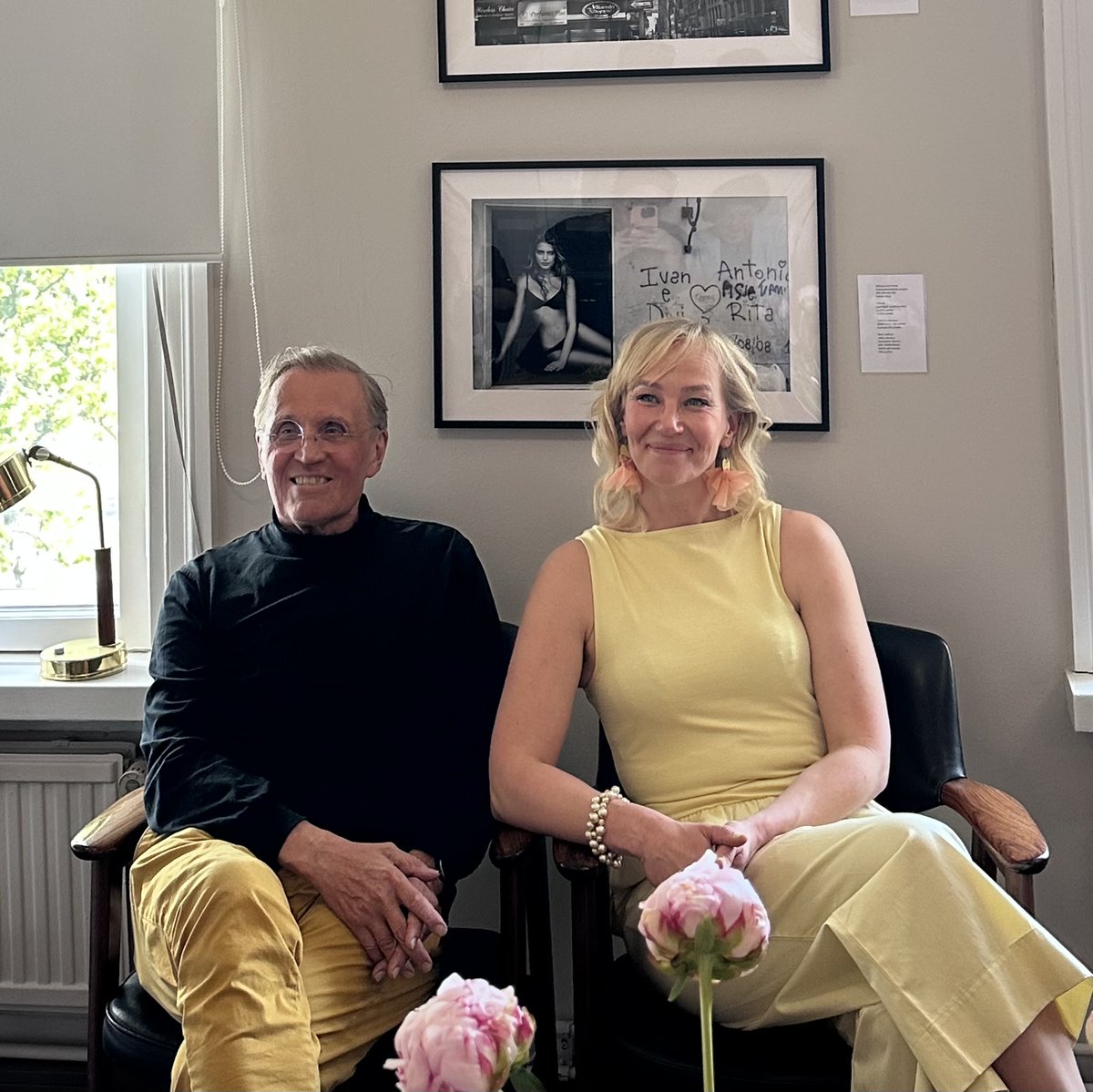 Mikä ilta!  
Kevätjäillä-julkkarit olivat täynnä lämpöä, hymyä ja pysähtymisiä hetkien äärelle.

Kirja on nyt ulkona – toivon, että se pysäyttää, antaa hetken hengähtää ja tuo uusia oivalluksia arjen keskelle.

Tilaa omasi👉 suomalainen.com/products/kevat…