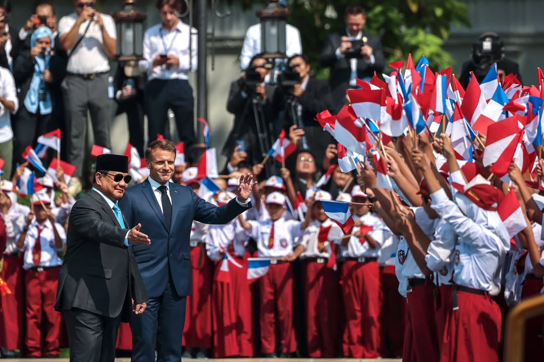 French President Macron Visits Indonesia to Mark 75 Years of Bilateral Relations

Jakarta, May 28, 2025 –
French President Emmanuel Macron arrived in Jakarta today for a state visit to Indonesia, commemorating 75 years of diplomatic ties between the two countries.

The visit aims