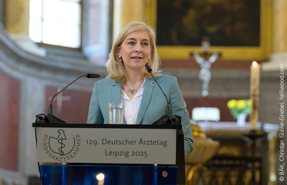 PA_Gesundheit (@pa_gesundheit) on Twitter photo Sie verspricht mehr Kommunikation und Kooperation. Auf dem 129. Deutschen #Ärztetag #daet25 <a href="/BAEKaktuell/">Bundesärztekammer</a> umgarnt Gesundheitsministerin <a href="/ninawarken/">Nina Warken</a> <a href="/BMG_Bund/">Bundesgesundheitsministerium</a> die Ärzteschaft: „Ohne Sie geht es nicht. Wir bauen auf Sie." Unsere 📰#NachrichtDerWochePAG 👉 pa-gesundheit.de/news/aktuelle-… Sie verspricht mehr Kommunikation und Kooperation. Auf dem 129. Deutschen #Ärztetag #daet25 <a href="/BAEKaktuell/">Bundesärztekammer</a> umgarnt Gesundheitsministerin <a href="/ninawarken/">Nina Warken</a> <a href="/BMG_Bund/">Bundesgesundheitsministerium</a> die Ärzteschaft: „Ohne Sie geht es nicht. Wir bauen auf Sie." Unsere 📰#NachrichtDerWochePAG 👉 pa-gesundheit.de/news/aktuelle-…
