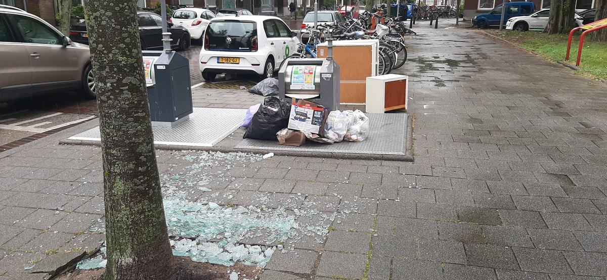 Gisteren na het werk en route naar huis even dit doorgezet in de MeldR app. Is nu keurig opgeruimd. Maar ja, nu zie ik weer bij passerende containers weer zooi en vuilniszakken waar meeuwen de boel lostrekken... <a href="/rotterdam/">Gemeente Rotterdam</a>
