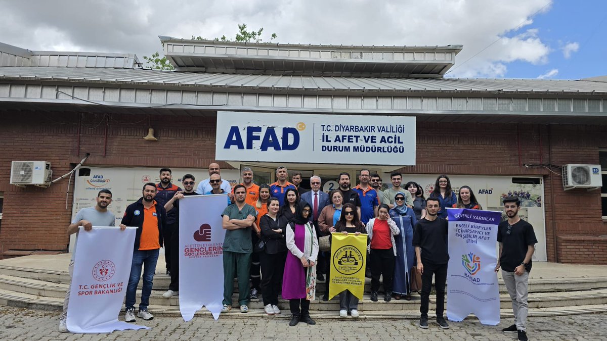 Engelli Bireyler İçin Afet Farkındalık Eğitimi  

Dicle Üniversitesi Arama Kurtarma Ekibi (DÜAK) ve AFAD iş birliğiyle, engelli bireyler ve ailelerine afet hazırlık eğitimi verildi. 
Deprem, yangın ve diğer acil durumlara karşı doğru hareket etme becerileri kazanıldı.