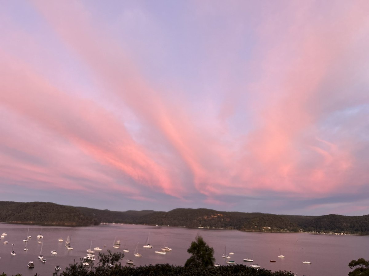 raenm's tweet photo. @RMproductionsX I took this from the balcony of the bougie rented apartment I lived in last year. I saw many pretty  sunsets during a time that I needed beauty. I hope it brightens your day; when times seem dark you can never see too many beautiful sunsets. https://t.co/WAkqZLSOg2