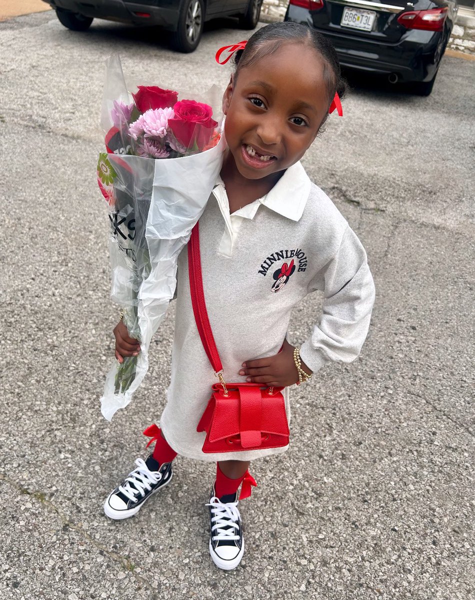 mariahalexxxxis's tweet photo. Next stop 1st grade🥹🎓💕 https://t.co/LHeTflEJjd