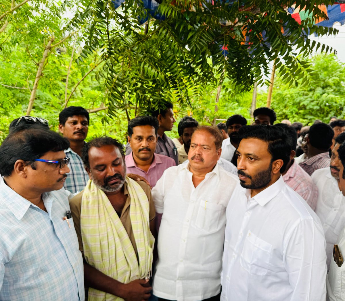 JanaSena Party (@janasenaparty) on Twitter photo ముమ్మిడివరం మండలం, కమినిలంక వద్ద గోదావరి తీరంలో ఈతకు వెళ్లి మృత్యువాత పడ్డ కరప మండలం, గురజనాపల్లి గ్రామానికి చెందిన తాతపూడి నితీష్ కుమార్, కాకినాడ జగన్నాధపురం, గోలిపేటకు చెందిన క్రాంతి కుమార్, అభిషేక్ ల కుటుంబ సభ్యులను కాకినాడ ఎంపీ శ్రీ <a href="/tangella_uday/">Uday Srinivas Tangella</a> , కాకినాడ రూరల్ ఎమ్మెల్యే ముమ్మిడివరం మండలం, కమినిలంక వద్ద గోదావరి తీరంలో ఈతకు వెళ్లి మృత్యువాత పడ్డ కరప మండలం, గురజనాపల్లి గ్రామానికి చెందిన తాతపూడి నితీష్ కుమార్, కాకినాడ జగన్నాధపురం, గోలిపేటకు చెందిన క్రాంతి కుమార్, అభిషేక్ ల కుటుంబ సభ్యులను కాకినాడ ఎంపీ శ్రీ <a href="/tangella_uday/">Uday Srinivas Tangella</a> , కాకినాడ రూరల్ ఎమ్మెల్యే