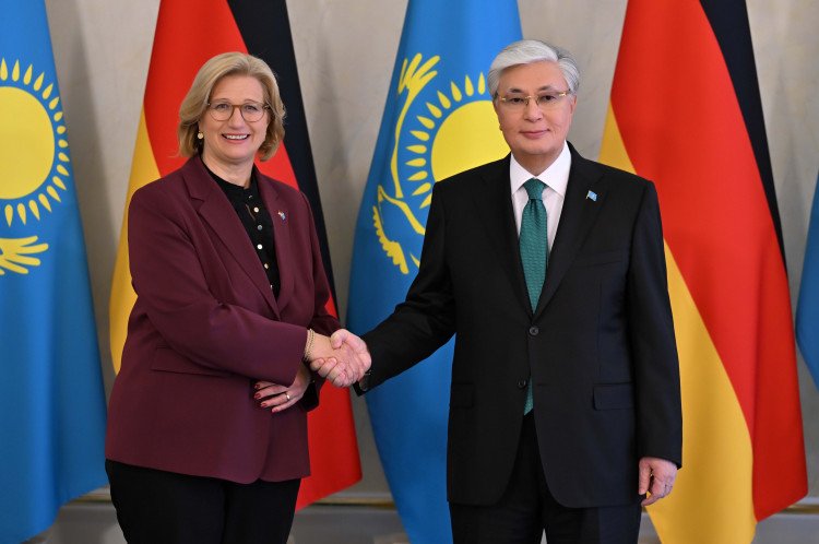 kas_botschaft's tweet photo. 🇰🇿🇩🇪 Während des Gesprächs wurden konkrete Aspekte der Stärkung der #Handels-, #Wirtschafts-, #Investitions- und #kulturell-#humanitären Zusammenarbeit zwischen #Kasachstan und #Deutschland erörtert. https://t.co/s7uFG6cEl5