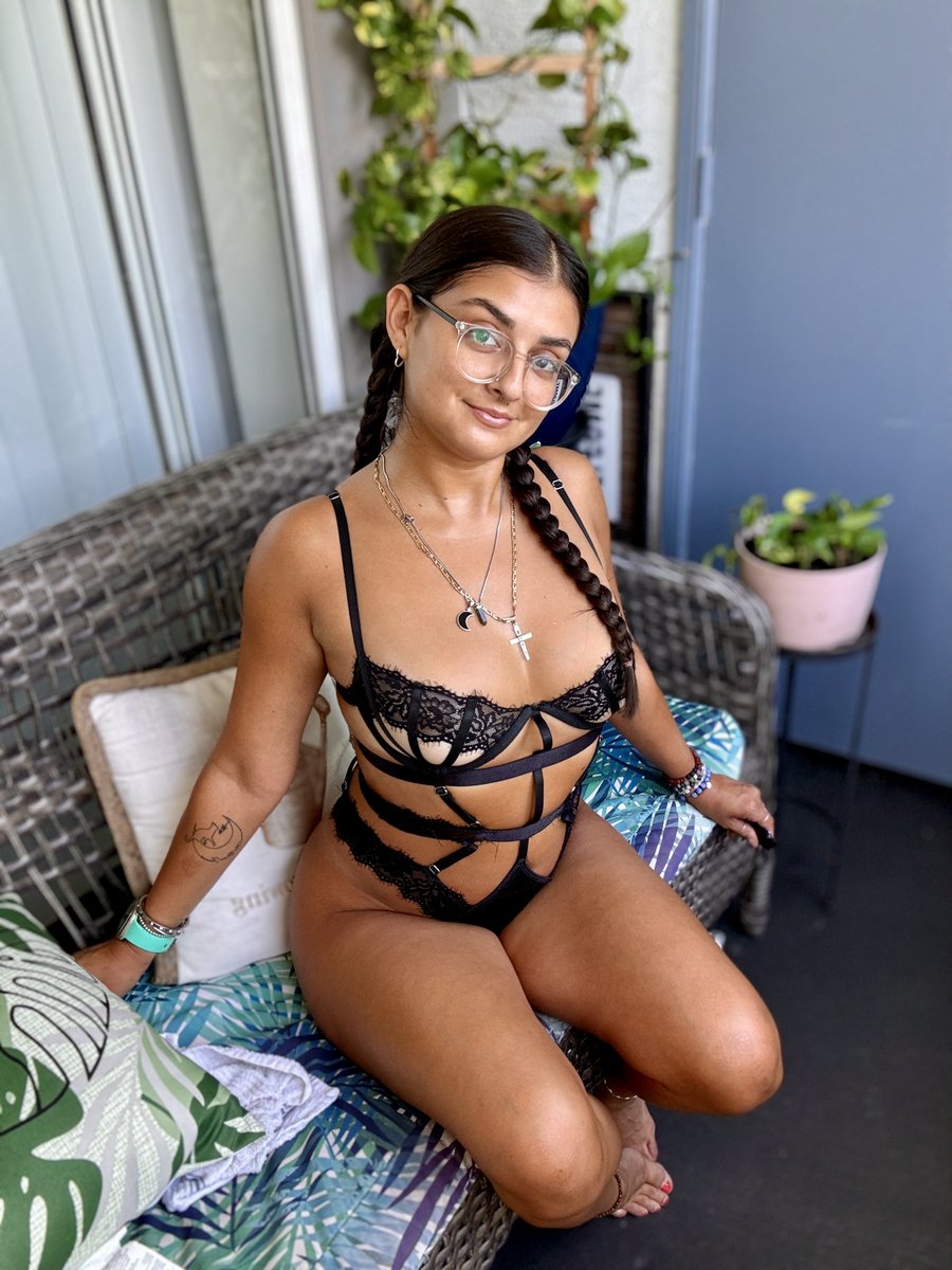 Hey it's me Mia Khalifa.. 🥰👀
Id say my mind is even dirtier then hers.. check BIO to see why😈 😳