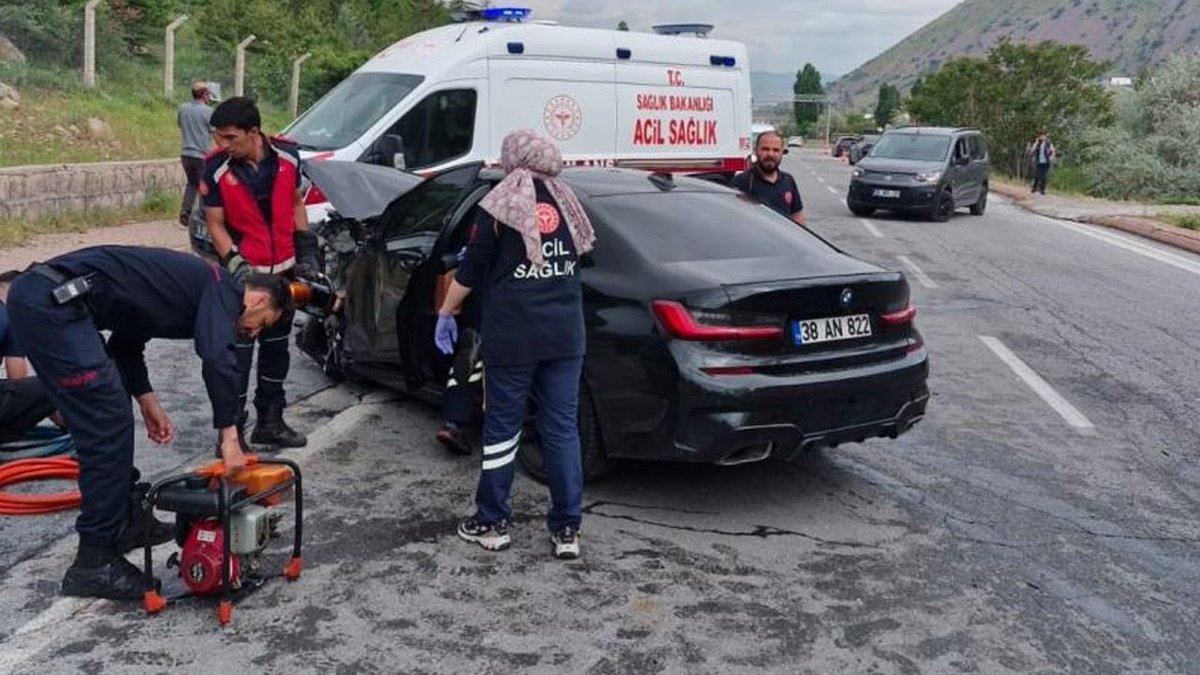 Kayseri’nin Melikgazi ilçesinde iki otomobilin çarpışması sonucu meydana gelen kazada 1 kişi hayatını kaybederken 2 kişi de ağır yaralandı.