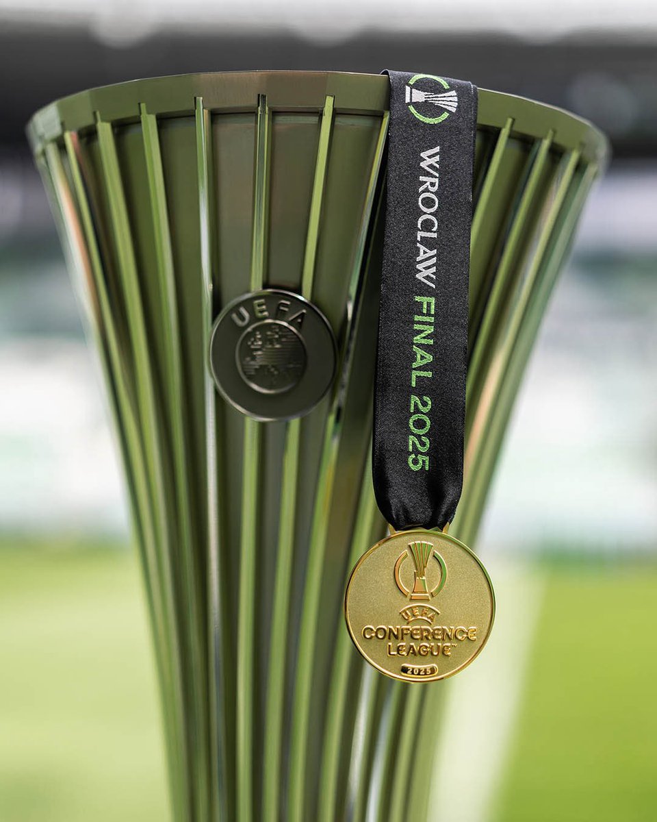 Sphera Sports (@spherasports) on Twitter photo Si lo piensas fríamente, no deja de ser una copa de metal que se le otorga al equipo vencedor de un torneo deportivo. Alzarla o no, no debería ser tan importante.
Ahora ve y díselo a los aficionados del <a href="/RealBetis/">Real Betis Balompié 🌴💚</a> que han peregrinado hasta Polonia en furgoneta, a los béticos Si lo piensas fríamente, no deja de ser una copa de metal que se le otorga al equipo vencedor de un torneo deportivo. Alzarla o no, no debería ser tan importante.
Ahora ve y díselo a los aficionados del <a href="/RealBetis/">Real Betis Balompié 🌴💚</a> que han peregrinado hasta Polonia en furgoneta, a los béticos