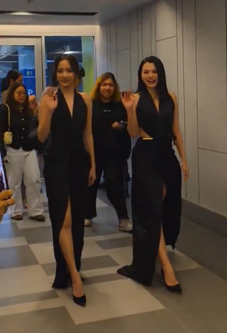 freen_brainrot's tweet photo. THE LEGS AND THEIR BACKS????? SERVEDDDD😭😭😭😭

SAROCHA REBECCA AT KAZZ AWARDS
#KazzAwards2025xFreenBecky https://t.co/4UPspQPtGC