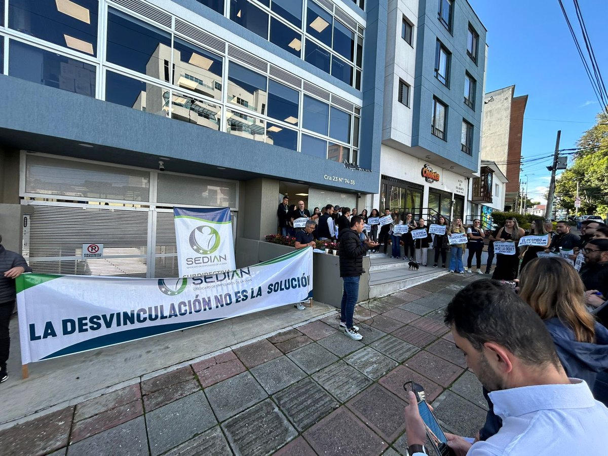 Hoy iniciamos manifestaciones.
Pero que quede claro:
NO es en apoyo al gobierno.
Es por los más de 900 trabajadores provisionales que quieren sacar de la DIAN.

Salimos a las calles a gritar:
❌ ¡NO a la masacre laboral en la DIAN!
¡ Sí a una transición técnica, gradual y humana!