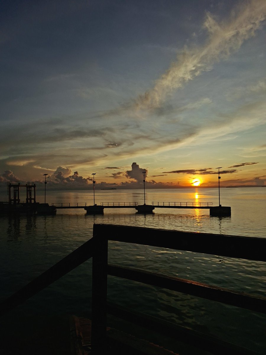 aiyalee's tweet photo. Syukur dala-dala Bank Indonesia, TCI, Moloka'i, Eza Kusman, Utté, Fandi Noval, Dodola, Koloray, The Barbariño, Bozwezend; loar woku, rahang tuna, kalapa bido, udang rica, soup laut, dan apa pun yang ada di Morotai.

Aku pamit balik Ternate, ya! https://t.co/P4DGaKxBcs