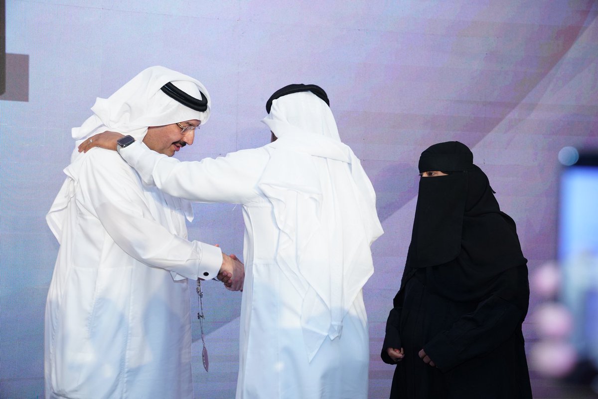 Ahmed_Allush's tweet image. أغبط نفسي على لحظة خالدة تعد وسامًا على صدري:
عن يساري أمي الغالية، بعزّها وشموخها وصناعتها لأجيال من المجد،
وعن يميني الوطن، متمثلًا في رجل بحجم أمة، سمو الأمير تركي بن طلال، بطموحه وعزيمته وإلهامه.
في هذه الصورة تختصر قصة إنسان… صُنع بالحب، وتوَّجه الوطن💚🤍