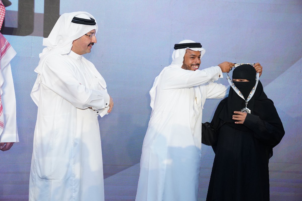 Ahmed_Allush's tweet image. أغبط نفسي على لحظة خالدة تعد وسامًا على صدري:
عن يساري أمي الغالية، بعزّها وشموخها وصناعتها لأجيال من المجد،
وعن يميني الوطن، متمثلًا في رجل بحجم أمة، سمو الأمير تركي بن طلال، بطموحه وعزيمته وإلهامه.
في هذه الصورة تختصر قصة إنسان… صُنع بالحب، وتوَّجه الوطن💚🤍