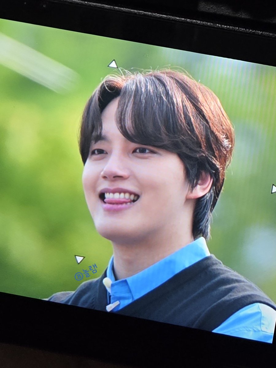 V82duJrTQ2820's tweet photo. 민망해할 때랑 혀 내밀 때가 오억번쯤 있었고,,,사진 오억장찍어서 못 고르겠기,,, 언제 다 보냐 큰일낫다 이거ㅜ https://t.co/Q7PoNx3mpm