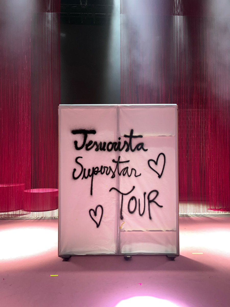 Se nos ha ido un poco la olla con el rosa pero es que así es el jesucristaa superstar tourrrr!!!!!!!!!!!!!! Esto empieza ya!
rigobertabandini.es/pages/tour