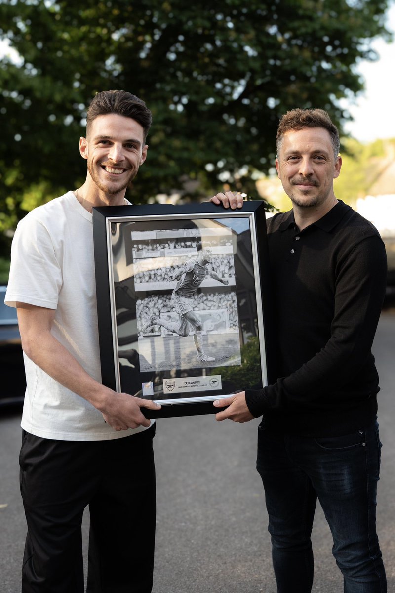llewellyn_art's tweet image. Last week I was able to catch up with this top lad @_DeclanRice where I was able to gift him this specially framed reproduction 🤝
Declan was also kind enough to sign the original portrait along with a shirt dedicated to me 🥹
I look forward to seeing what happens next 😉