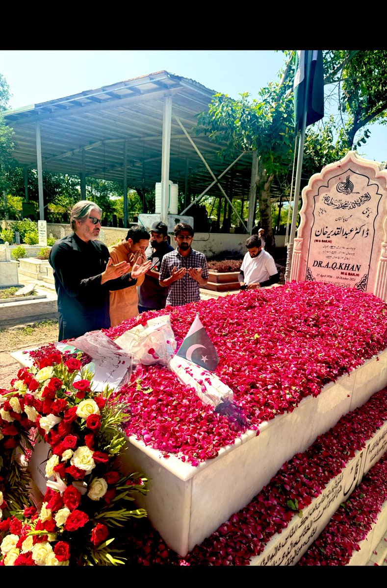 UakMuhammad's tweet photo. 28 مئی یوم تکبیر مبارک!
28.5.25

ڈاکٹر عبدالقدیر خان صاحب کی قبر مبارک پہ حاضری انکو خراج تحسین اور فاتحہ خوانی۔ https://t.co/FlrllC1bBk