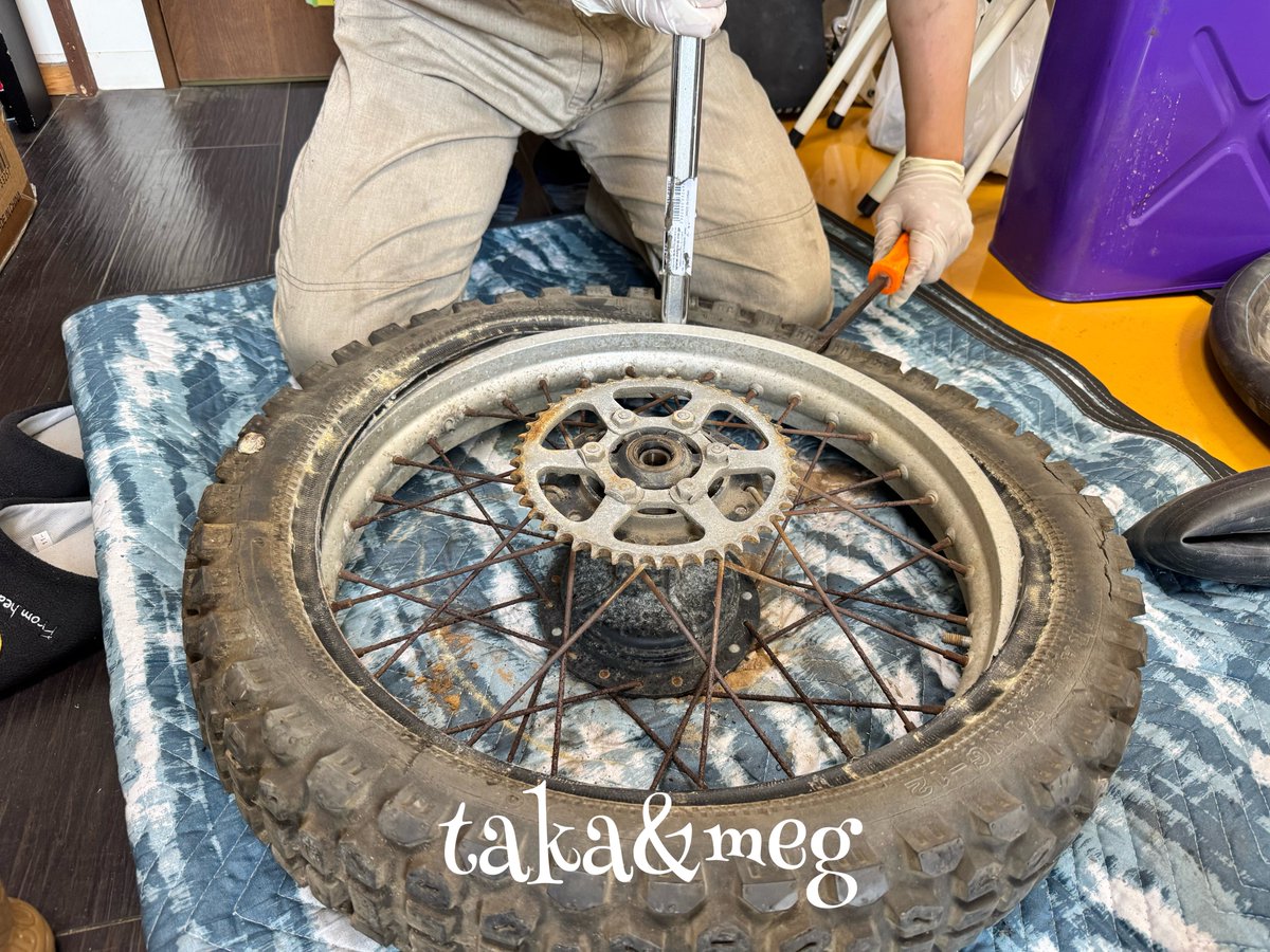 最終仕上げに入りました
シート張替え、タイヤ外してソーダブラスト準備
ワイヤー類は全て清掃＆注油
Fブレーキワイヤーは固着…
ワイヤーをヤフオクで即決購入
そろそろ走りますよ！
#レストア #XT200 #23J