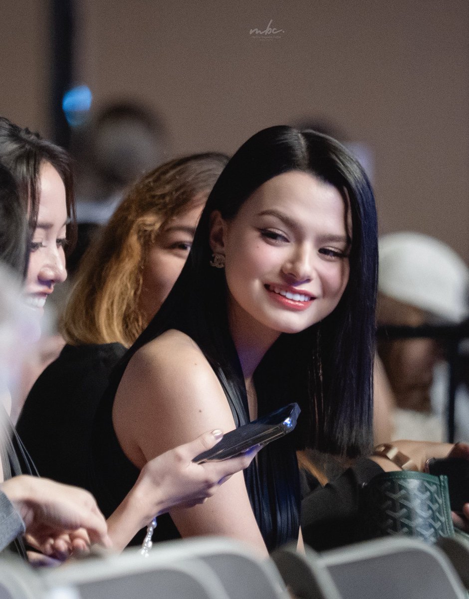 freen_brainrot's tweet photo. REBECCA ARMSTRONG OH WOWWWW😭😭😭

SAROCHA REBECCA AT KAZZ AWARDS
#KazzAwards2025xFreenBecky https://t.co/SJBPlkMwbf
